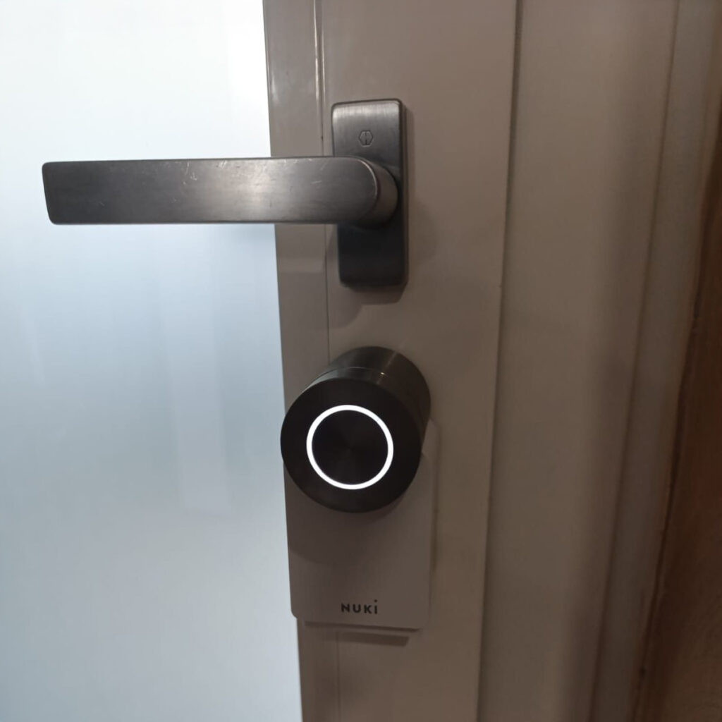 Serrature elettriche intelligenti controllo da smartphone