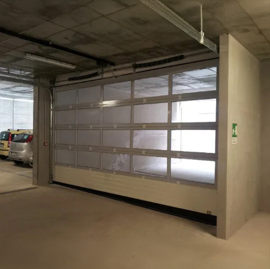Porta sezionale con pannelli trasparenti